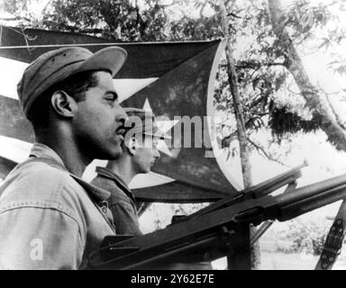 Zwei Mitglieder der Anti-Castro-Truppen werden auf einer nicht identifizierten Karibikbasis einige Tage vor der Invasion Kubas gesehen, die am 17. April begann. Diese Truppen kämpfen jetzt in Kuba. April 1961. Stockfoto