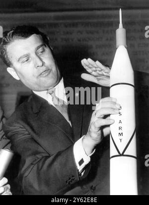 Dr. Wernher von Braun, der in Deutschland geborene Wissenschaftler, der die Jupiter-C-Rakete der Armee entwarf, zeigt ein Modell der Rakete, nachdem sie den ersten US-Erdsatelliten von Cape Canaveral aus gestartet hatte. Die vierstufige, 76-Fuß-Rakete, die mit dem röhrenförmigen Satelliten „Explorer“ bestückt ist, ist ein Nachfahre der deutschen V-2, an der von Braun während des Zweiten Weltkriegs gearbeitet hat. Der Weltraumexperte, Leiter des Teams deutscher Wissenschaftler der Amry Ballistic Missile Agency in Huntsville, Ala., sagte den Nachrichtensprechern, der Start sei der Beginn „im Langstreckenprogramm zur Eroberung des Weltraums“. Stockfoto