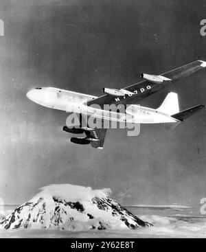 Der glänzende Boeing 707 Americas First Jet Transport schwingt am 28. juli 1954 über den schneebedeckten Gipfel des Mount Rainier nahe Seattle Washington Stockfoto