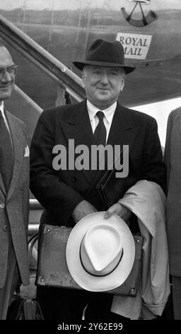 Herr Richter Edmund Davies und eine Gruppe von vier Anwälten verlassen heute den Flughafen London nach Warschau zu einem zweiwöchigen Rückbesuch in Polen . Eine Gruppe polnischer Anwälte besuchte London im vergangenen Jahr , und sie haben diese Gruppe veranlasst , ihr System in Polen zu studieren . Während der Tour besuchen die Teilnehmer ein Tor in Ploch und das ehemalige Konzentrationslager Auschwitz . Anwälte der Partei waren Richter Edmund Davies , Professor Dennis Lloyd , Herr Edward Cussen , Sir Sydney Littlewood , Herr W O Carter . Ich habe hier eine Nahaufnahme von Mr. Edward Cussens gesehen. 29. Juli 1959 Stockfoto