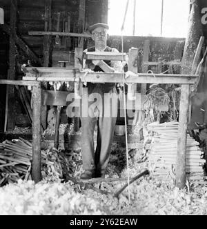 Silas Saunders. Herr Silas Saunders war der letzte Stuhlbodger, der Möbelbeine und Leitersprossen auf einer Stangendrehmaschine drehte. Die Drehmaschine und die Werkzeuge von Silas befinden sich heute im Rural History Museum in Woodstock. Stockfoto