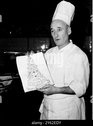 Küchenchef des Hotel de Paris in Monte Carlo, Monaco. Halten Sie den Plan der Hochzeitstorte für die Hochzeit von Prinz Rainier III. Mit Grace Kelly. Stockfoto