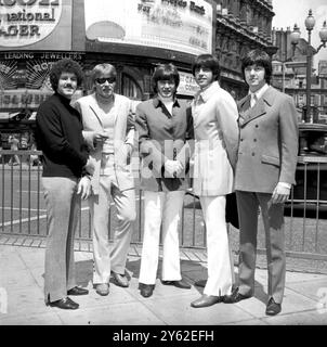 Paul Revere und die Raiders, zweitklassig nach den Beach Boys am Piccadilly Circus. Paul Revere, zweiter von links, wird ihr Manager. Die anderen Mitglieder sind von links nach rechts, Joe Correro, Freddie Weller, Mark Lindsay und Keith Allison. 11. Juni 1969 Stockfoto