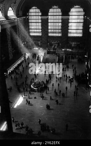 Pendler am frühen Morgen in der Haupthalle der Grand Central Station, Amerikas berühmtestes Eisenbahngebäude, in der E 42nd Street, New York, im Jahr 1952. Stockfoto