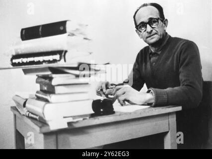 6. APRIL 1961 ADOLF EICHMANN IN SEINER ZELLE IN DER FESTUNG TEGGART BEI NAZARETH, ISRAEL, WÄHREND ER AUF DEN PROZESS IN JERUSALEM WARTET. Stockfoto