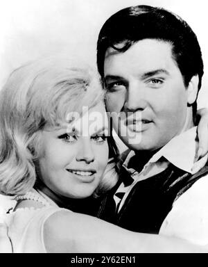 Elvis Presley mit Suzanna Leigh in 'Paradise - Hawaiian Style' 30. Oktober 1965 Stockfoto