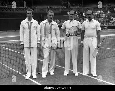 Donald Budge und Gene Mako besiegten Baron Gottfried von Cramm und Henner Henkle im Davis Cup-Zwischenzonenfinale am 19. Juli 1937 in Wimbledon, England Stockfoto