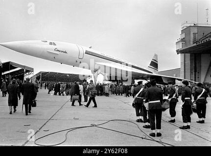 Toulouse, Frankreich: Die Concorde, das weltweit erste schnelllebige Flugzeug, macht heute hier seinen ersten öffentlichen Auftritt. Der Prototyp Concorde 001 wurde auf dem Asphalt der Sub Aviation Works ausgerollt. Ein anglo-französisches Projekt das Flugzeug soll seinen ersten Testflug in New York machen. Es ist Zwillingszwillings002, die jetzt in Bristol montiert wird, sollte später im Jahr in die Luft gehen. Sie sind so konstruiert, dass sie mit 1,4000 KM/H fliegen können. 11. Dezember 1967 Stockfoto