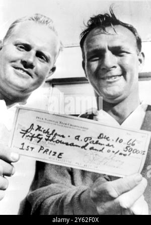 Palm Beach Gardens, Florida USA: Arnold Palmer (rechts) und Jack Nicklaus halten ihren ersten Platz-Scheck über 50.000 US-Dollar, den sie aufteilten, nachdem sie am 10. Dezember das reichste Golfturnier aller Zeiten gewonnen hatten. Sie waren das Siegerteam der PGA National Team Championship mit 275.000 US-Dollar. 11. Dezember 1966 Stockfoto