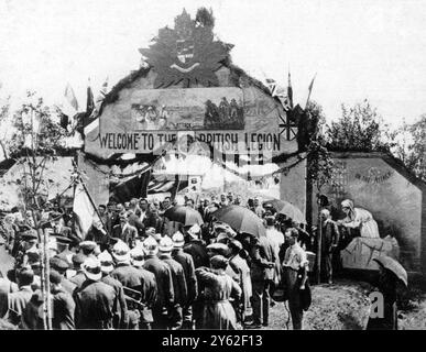 Die große Pilgerfahrt auf den Schlachtfeldern der British Legion und der British Empire Service League, die in der Zeremonie am Menin Gate, Ypern, am 8. August 1928, in der der Prinz von Wales anwesend war, stattfand, wurden verschiedene Städte und Städte besucht und Orte, die mit britischer Tapferkeit an der Westfront verbunden waren. Bis zum 5. August waren etwa 11.000 Pilger, die fast die Hälfte Frauen waren, in einer Reihe von Städten in Frankreich und Belgien angeflogen worden. Fotoshows: Der Willkommensbogen am Vimy Ridge : A sce Stockfoto