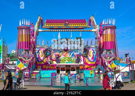 München, Bayern, Deutschland - 23. September 2024: Top Spin Ride beim Oktoberfest in München. Das farbenfrohe Karussell begeistert mit Spins und hohen Fliehkräften *** Fahrgeschäft Top Spin auf dem Oktoberfest in München. Das farbenfrohe Karussell begeistert mit Drehungen und hohen Fliehkräften Stockfoto