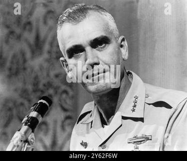 General William Westmoreland in Südvietnam 18. April 1967 Westmoreland, William Childs US-General; Superintendent der US-Militärakademie 1960–1963; kommandierte US-Streitkräfte im Vietnamkrieg 1964–1968; Stabschef der Armee Stockfoto