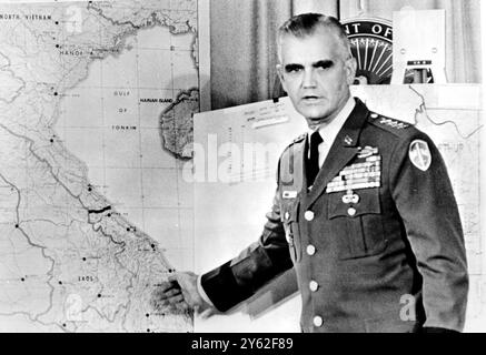 Washington, D.C. : General William C. Westmoreland, Befehlshaber der Streitkräfte der Vereinigten Staaten in Vietnam, der Reporter im Pentagon am 22. November besagte, dass die blutige Schlacht in den Central Highlands von Vietnam "der Beginn einer großen Niederlage für den Feind" sei. Er sagte, er habe in der Stunde einen Bericht von seinem stellvertretenden Feldkommandanten erhalten, der besagte, dass die Situation der Alliierten in der Gegend "in ausgezeichneten Händen" sei und dass die Moral der Truppen hoch sei. 23. November 1967 Stockfoto