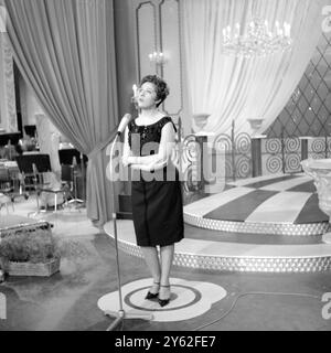 Luxemburg: Jugoslawiens Lola Novakovic, die sich beim siebten Eurovision Song Festival, das hier am 18. März stattfand, um den vierten Platz mit Ronnie Carrol belegte. 20. März 1962 Stockfoto