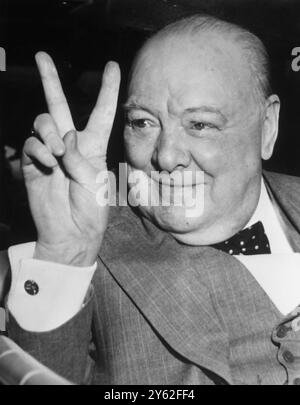 Churchill hat Ein "V" für Washington. Der britische Premierminister , Sir Winston Churchill , gibt sein berühmtes Siegeszeichen auf der Rückbank eines Autos am Flughafen , nachdem er zu hochrangigen Gesprächen mit Präsident Eisenhower in den USA gekommen ist . Juni 1954 Stockfoto