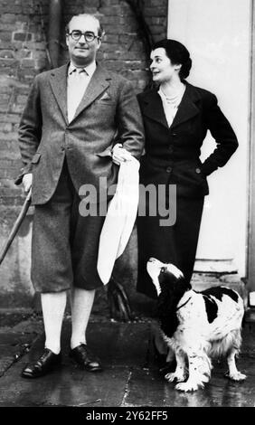 Nach ihrer stillen Hochzeit gestern sehen Sie Lady Ursula Manners , die 35-jährige Schwester des Duke of Rutland , und Mr. R Erland d'Abo , ein Londoner Börsenmakler , der im West Wrattling Park lebt . Nur die beiden Familien der Braut und des Bräutigams waren bei der Hochzeit anwesend, die am 22. November 1951 im Standesamt in Cambridge stattfand. Mr. D'Abo ist Lady Ursulas zweiter Ehemann. Ihre Ehe mit Leutnant-Commander Anthony Freire Marreco von der Royal Naval Volunteer Reserve endete 1948 mit der Scheidung. Herr d'Abo war schon einmal verheiratet. 23. November 1951 Stockfoto