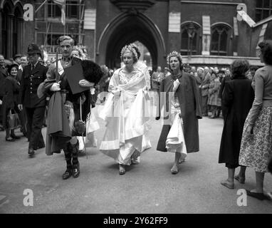 Maids of Honour verlassen Westminster Abbey nach der letzten Probe der Krönungszeremonie . 29. Mai 1953 Lady Anne Coke (Mitte) Stockfoto