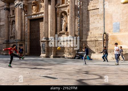 Kinder spielen Futbol in den Straßen von Valencia, Spanien. Stockfoto