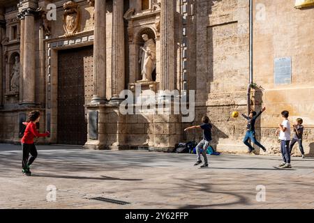 Kinder spielen Futbol in den Straßen von Valencia, Spanien. Stockfoto