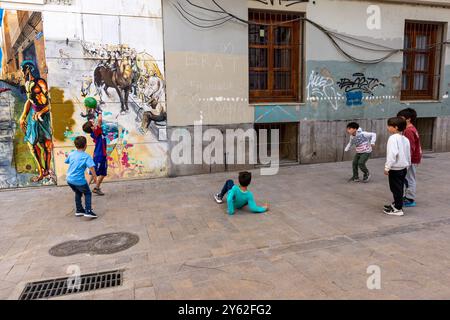 Kinder spielen Futbol in den Straßen von Valencia, Spanien. Stockfoto