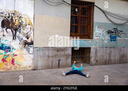 Kinder spielen Futbol in den Straßen von Valencia, Spanien. Stockfoto