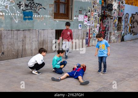 Kinder spielen Futbol in den Straßen von Valencia, Spanien. Stockfoto