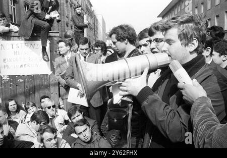 Daniel Cohn-Bendit , Anführer der linken Studentenrebellion in Frankreich , sprach vor der Frankfurter Universität vor Studenten , bevor er seinen erfolglosen Antrag auf Wiedereinreise in Frankreich aufnahm , der ihn verärgert hat . Er ist im Vordergrund mit dem Lauthailer. 25. Mai 1968 Stockfoto