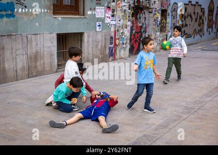 Kinder spielen Futbol in den Straßen von Valencia, Spanien. Stockfoto