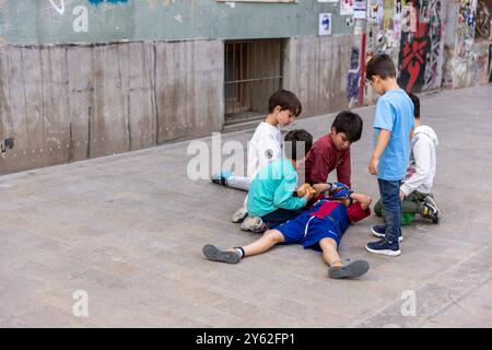 Kinder spielen Futbol in den Straßen von Valencia, Spanien. Stockfoto