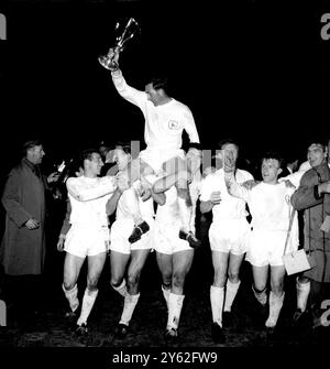 Tottenham Hotspur-Spieler nehmen ihren Teamkapitän Danny Blanchflower an, der den Europapokal der Sieger hält, nachdem sie im Finale in Rotterdam den spanischen Atletico Madrid besiegt hatten. Mai 1963. Stockfoto