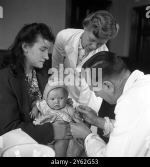 Mit der Einführung des Nationalen Gesundheitsdienstes im Juli 1948 kann diese junge Mutter nun kostenlos für ihr Baby gesundheitlich versorgt werden . Dies hat vielen jungen Familien in der Gegend von Bootle in der Nähe von Liverpool geholfen, deren Leben von Armut und Armut heimgesucht wird. September 1948 Stockfoto