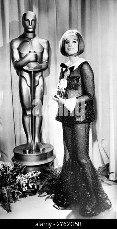Los Angeles: Die US-amerikanische Schauspielerin Barbara Streisand hält ihren Oscar, nachdem sie gestern Abend zum Gewinner des Best Actress Award bei den 41. Jährlichen Academy Awards gewählt wurde. Miss Streisand und Katharine Hepburn schrieben die Geschichte der Akademie, indem sie den Preis teilten. Die Sängerin Miss Streisand erhielt ihren Preis für ihre Rolle in Funny Girl, dem ersten Bild, das auf dem Leben der Komödiantin Fanny Brice basiert. 15. April 1969 Stockfoto