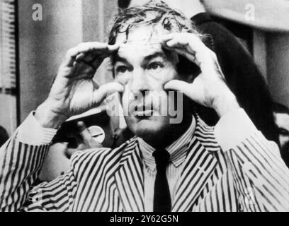 Dr. Timothy Leary, ehemaliger Psychologieprofessor an der Harvard University, als er am 14. September 1966 vor einem staatlichen Legislativausschuss aussagte, der Betäubungsmittel untersucht. Stockfoto