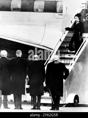The New Queen Comes Home, 7. Februar 1952 Prinzessin Elizabeth, die letzte Woche zusammen mit dem Duke of Edinburgh England für ihre Commonwealth-Tour verließ, kehrte heute als Königin Elizabeth die zweite nach England zurück. Das königliche Paar unterbrach ihre Tour und kehrte wegen des Todes des Königs von Kenia zum Flughafen London zurück. Fotoshows: Auf die Begrüßung der neuen Königin am Flughafen London warteten heute Nachmittag, von rechts nach links, Herr Winston Churchill (Premier), Herr Clement Attlee (Oppositionsführer), Herr Anthony Eden (Außenminister) und Lord Woolton (Präsident des Rates). Stockfoto