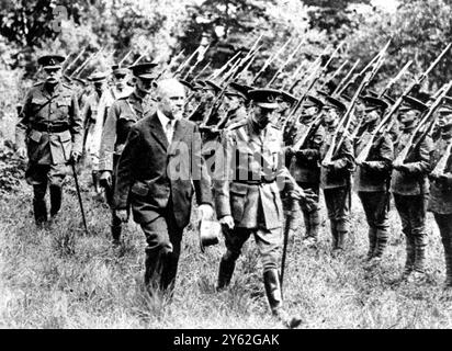 König Georg V. an der Front im Ersten Weltkrieg König Georg V. mit dem französischen Präsidenten M. Raymond Poincare, gefolgt von Sir Douglas Haig im August 1918 Stockfoto