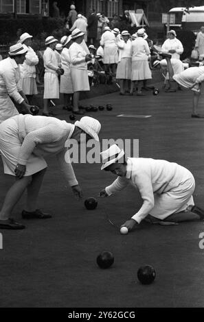 Monica Worth, aus Bristol, ein Schiedsrichter, geht auf die Knie, um den Abstand zwischen dem Holz und dem weißen Ball zu messen, bei den Amateur National Championships der English Women's Bowling Association im Wimbledon Park, London, England. 25. August 1969 Stockfoto