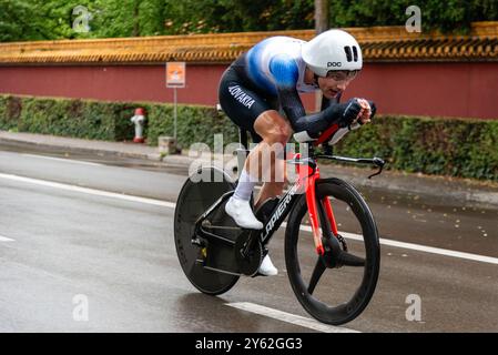 Zürich, Schweiz. September 2024. Matthias Schwarzbacher aus der Slowakei fährt im U23-Einzelzeitfahren der Männer während der UCI Straßen- und Para-Radfahren-Weltmeisterschaft Zürich 2024. Quelle: Fabienne Koch/Alamy Live News. Stockfoto