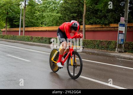 Zürich, Schweiz. September 2024. Zhen Li aus China fährt im U23 Einzelzeitfahren der Männer während der UCI Straßen- und Para-Radfahren Straßen-Weltmeisterschaft Zürich 2024. Quelle: Fabienne Koch/Alamy Live News. Stockfoto