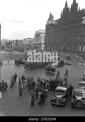 Eine Stadt dreht sich um Punch und JudyLime Street, Liverpool mit dem berühmten Liverpool Empire at the Back Punch und Judy Show mit der Kulisse des Liverpool City Centre hinter , komplett mit Trolley-Bussen 1949 Stockfoto