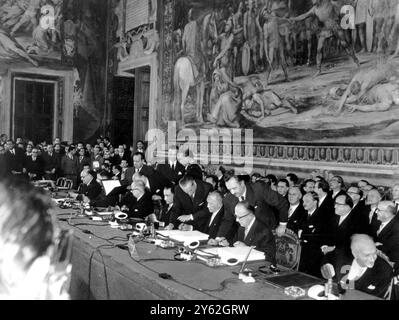 UNTERZEICHNUNG DER EUROPÄISCHEN VERTRÄGE ÜBER DEN GEMEINSAMEN MARKT: ROM: Staatsmänner sechs europäischer Nationen unterzeichnen im Rahmen der Zeremonie im Rathaus von Campidoglio einen historischen Schritt hin zur politischen Einheit und unterzeichnen Verträge zur Schaffung eines gemeinsamen europäischen Marktes und eines Atompools. Von links nach rechts sind: Herr Paul Henri Spaak belgischer Außenminister, ein Berater; Herr Christian Pineau französischer Außenminister; Herr Maurice Faure, französischer Staatsminister für auswärtige Angelegenheiten; Herr Konrad Adenauer Bundeskanzler; Herr Hallstein von Westdeutschland und der italienische Ministerpräsident Antonio Segni. Stockfoto