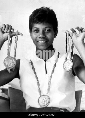 Rom: Die amerikanische Wilma Rudolph hält ihre drei Goldmedaillen hoch, die sie während der Olympischen Spiele 1960 für den Gewinn des 200 Meter, 100 Meter und 4 x 100 Meter Staffel-Events gewonnen hat. 9. September 1960 Stockfoto