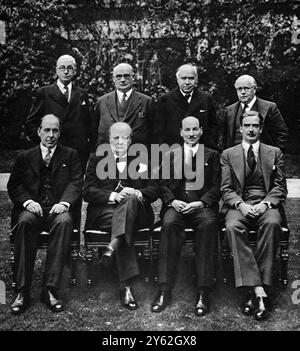 Premierminister Winston Churchill mit seinem Kriegskabinett, die acht Männer, die die Kriegsmaschine kontrollieren, von links nach rechts stehen: Herr Arthur Greenwood, Minister ohne Portfolio; Herr Ernest Bevin Minister für Arbeit und nationalen Dienst; Lord Beavertbrook Minister für Versorgung; Sir Kingsley Wood Chancellor of the Exchequer; Sitzung: Sir John AndersonLord Präsident des Rates, Herr Winston Churchill, Premierminister und Verteidigungsminister, Herr R C Attlee Lord Privy Seal und Herr Anthony Eden Staatssekretär für auswärtige Angelegenheiten. Stockfoto