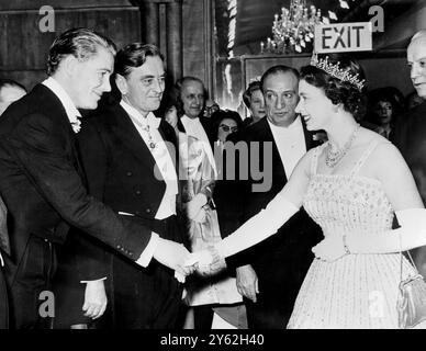 London: H.M. Queen schüttelt die Hand mit dem Schauspieler Peter O’Toole, der die Hauptrolle spielt. Bei der Charity-Premiere von „Lawrence of Arabia“ in Odeon, Leicester Square, London. Zentrum ist David Lean, Regisseur und hinter der Königin Sam Spiegel, Produzent des Films. 11. Dezember 1962 Stockfoto