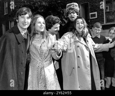 Die Mamas und Papas und Scott McKenzie (dritter von links). Sie sind in London abgebildet, nachdem Mama Cass Elliot (rechts) aus dem West London Magistrates' Court entlassen worden war. Die Staatsanwaltschaft entschied sich, gegen die 26-jährige Cass keine Beweise vorzulegen, nachdem sie sich wegen Diebstahls für nicht schuldig erklärt hatte . Cass wurde in Southampton verhaftet , wo sie und die anderen Mitglieder der Gruppe sowie McKenzie eintrafen , um ihre neuesten Aufzeichnungen zu bewerben . Die anderen Mitglieder der Spitzengruppe sind (von links) Denny Doherty , Michelle Gilliam und John Phillips (mit Hut) . Oktober 1967 Stockfoto