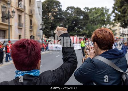 Demonstranten auf den Straßen von Valencia, Spanien am 1. Mai 2024, dem Internationalen Arbeitstag. Stockfoto