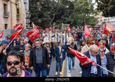 Demonstranten auf den Straßen von Valencia, Spanien am 1. Mai 2024, dem Internationalen Arbeitstag. Stockfoto