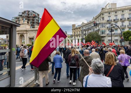 Demonstranten auf den Straßen von Valencia, Spanien am 1. Mai 2024, dem Internationalen Arbeitstag. Stockfoto