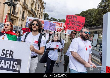 Demonstranten auf den Straßen von Valencia, Spanien am 1. Mai 2024, dem Internationalen Arbeitstag. Stockfoto