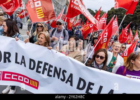 Demonstranten auf den Straßen von Valencia, Spanien am 1. Mai 2024, dem Internationalen Arbeitstag. Stockfoto