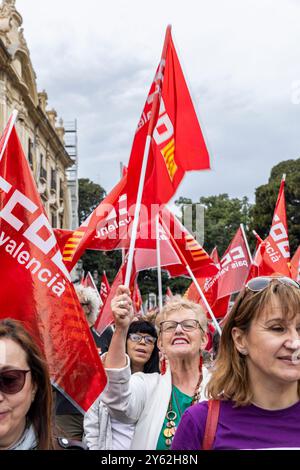 Demonstranten auf den Straßen von Valencia, Spanien am 1. Mai 2024, dem Internationalen Arbeitstag. Stockfoto